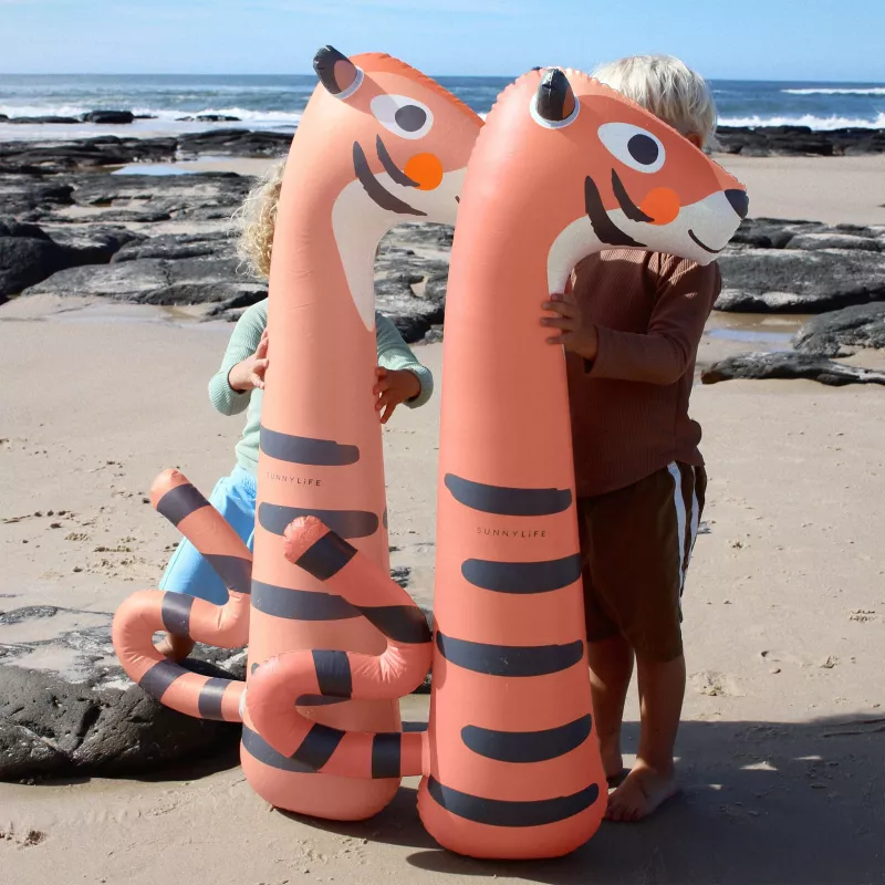 Sunnylife pripučiami plaukiojimo makaronai – Tino the Tiger (2 vnt.)