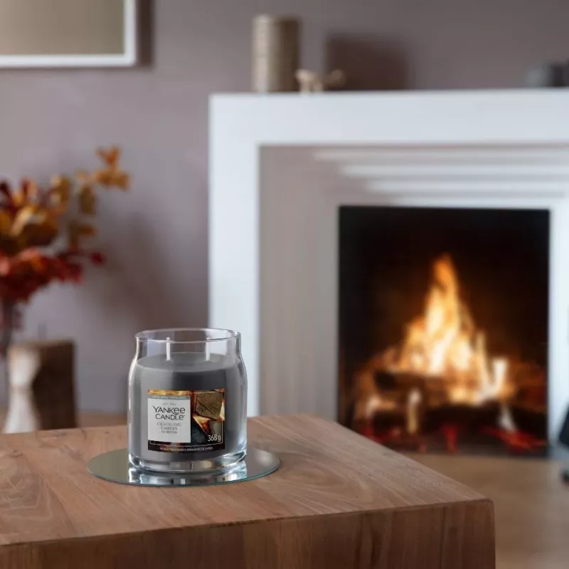 Yankee Candle Crackling Embers žvakė, vidutinė