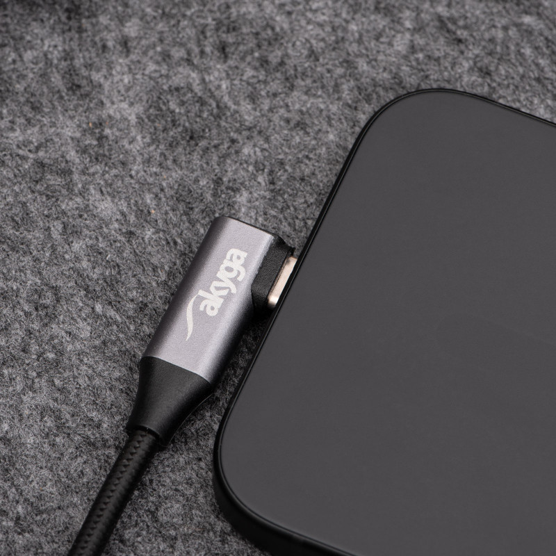 Akyga AK-USB-56 USB-C – Lightning pintas kabelis su kampiniu kištuku, USB 2.0, 30 W, 1 m, juodas