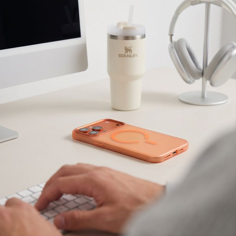 Tech-Protect MagZero MagSafe apsauginis dėklas, tinkantis Apple iPhone 17 Pro / 18 Pro, matinis Cosmic Orange