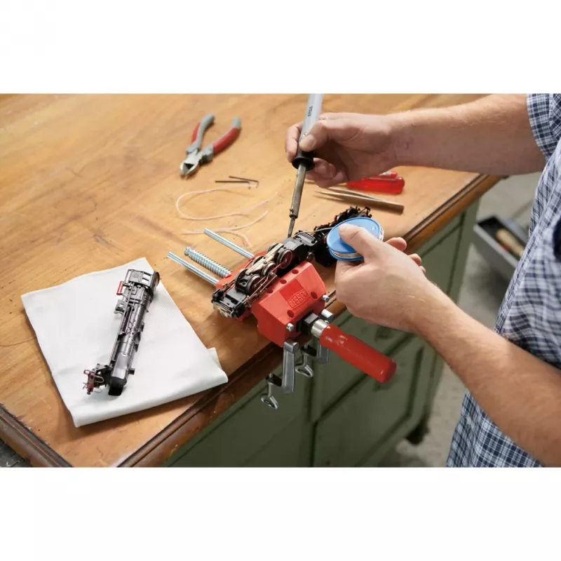 BESSEY S10-ST Mini Vice S 10 varžtinis spaustuvas, raudonas, 100 mm suspaudimo plotis, 50 mm gerklės gylis, su 2 staliniais spaustukais