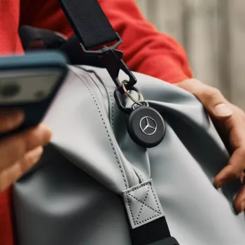 Chipolo LOOP Mercedes – Įkraunamas Bluetooth sekiklis su silikonine kilpa, skirtas iOS ir Android, juodos spalvos