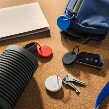 Chipolo POP – Bluetooth Tracker su keičiama baterija, skirtas iOS ir Android, 4 vnt. rinkinys – juoda, balta, raudona, mėlyna