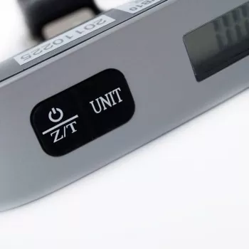 ELDOM WB10 Skaitmeninės bagažo svarstyklės 50 kg su apšviestu LCD ekranu, nerūdijančio plieno kabliu, tare ir hold funkcijomis