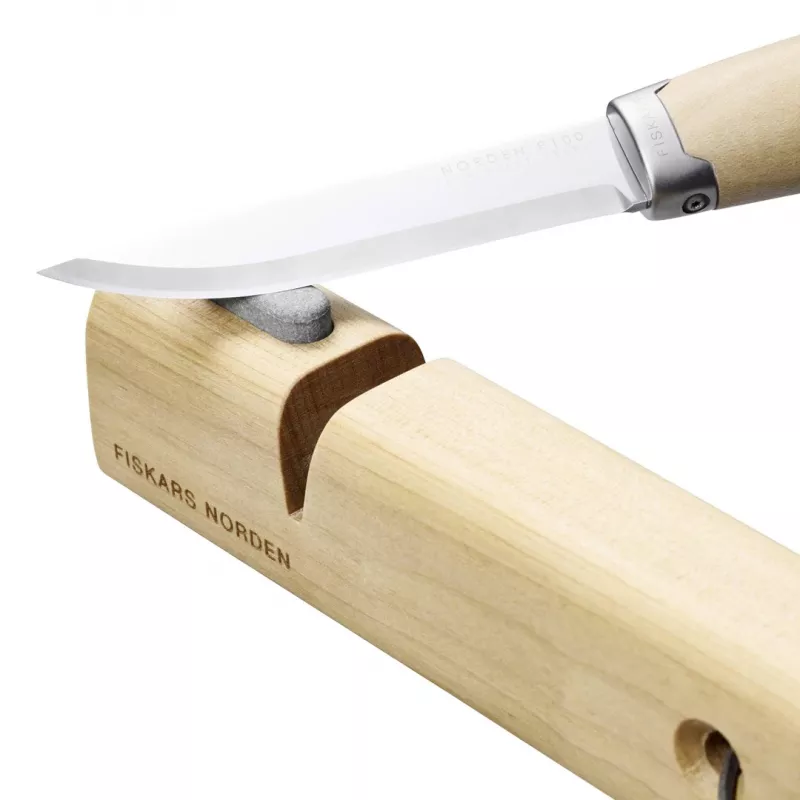 Fiskars Norden peilių ir kirvių galąstuvas N7 – dviejų pakopų keraminis, fiksuoti kampai 26°/30°, neslystantis pagrindas, juoda/pilka