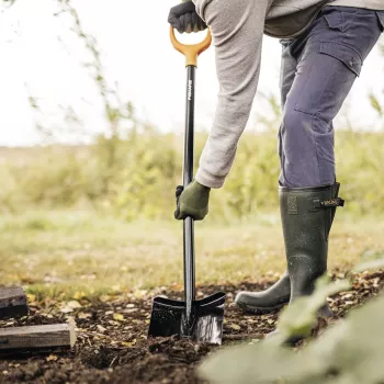 FISKARS SOLID+ XL Sharp Spade su ilgu plieniniu kotu, boro plieno ašmenimis, D formos rankena, 1250 mm