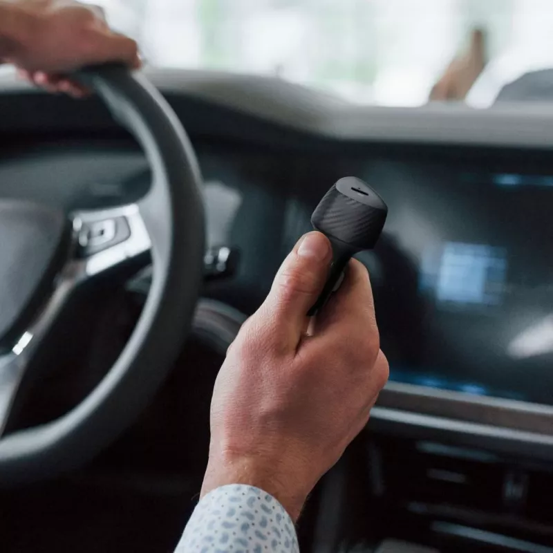Forcell F-Energy Carbon automobilinis įkroviklis USB-C QC3.0 PD 20W su USB-C – Lightning laidu CC50-1C juodas
