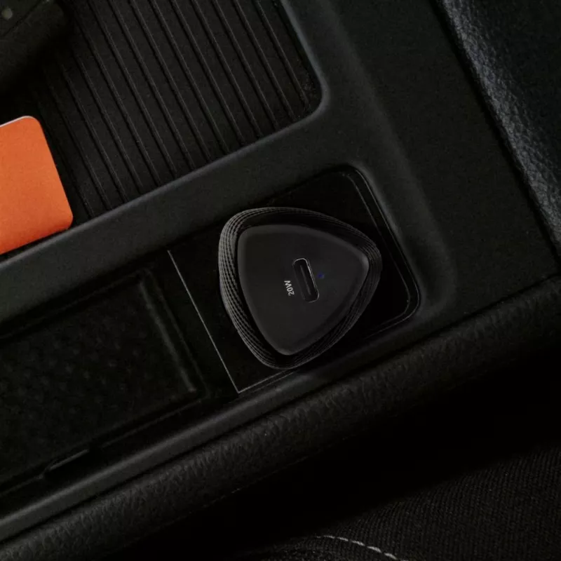 Forcell F-Energy Carbon automobilinis įkroviklis USB-C QC3.0 PD 20W su USB-C – Lightning laidu CC50-1C juodas