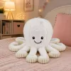 LEAN TOYS aštuonkojis su prisisiurbimo taurele, baltas, 16 cm – minkštas jūrų gyvūnijos draugas