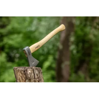 NEO TOOLS Bushcraft kirvukas su makštimi 400g | kaltas didelio anglies plieno, hikorio rankena