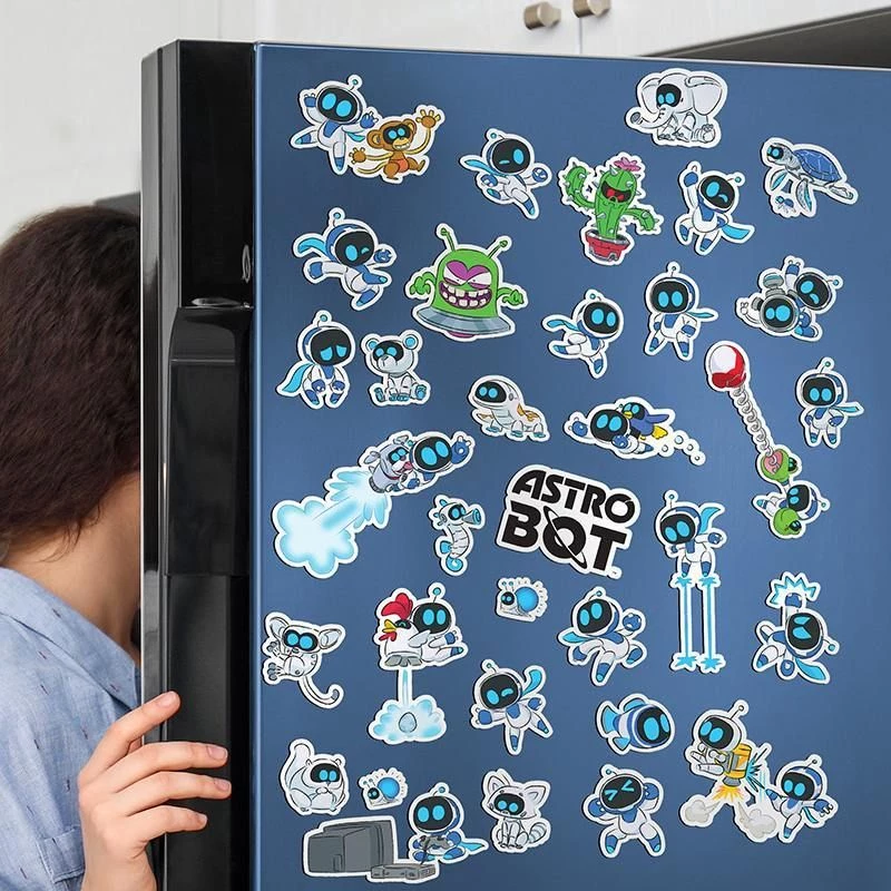 Paladone AstroBot šaldytuvo magnetai - 34 vnt. magnetų rinkinys, 3 lakštai, kosmoso roboto dizainas