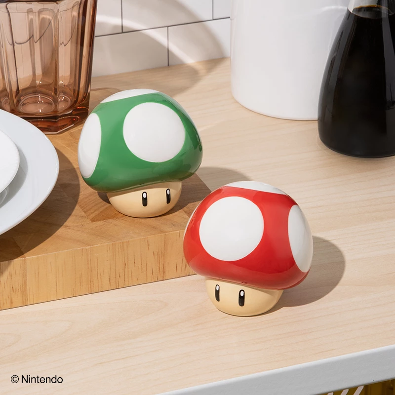 Paladone Super Mario Mushroom druskos ir pipirų indeliai – raudonas ir žalias keramikos rinkinys