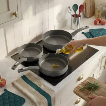 Salter BW14714 Alto 24cm keptuvė – kaltas aliuminis, PFOA nelipni danga, tinka indukcijai, anglies pilka