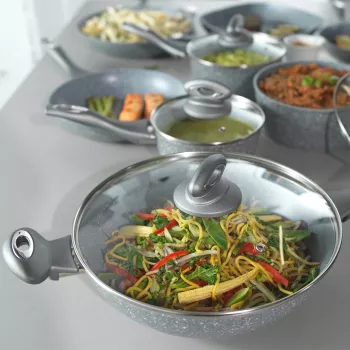 Salter Marblestone Wok 28cm pilka – Kaltas aliuminis, nelimpanti danga, tinka indukcinėms kaitlentėms