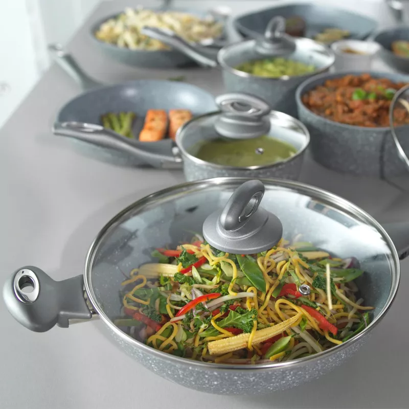 Salter Marblestone Wok 28cm pilka – Kaltas aliuminis, nelimpanti danga, tinka indukcinėms kaitlentėms