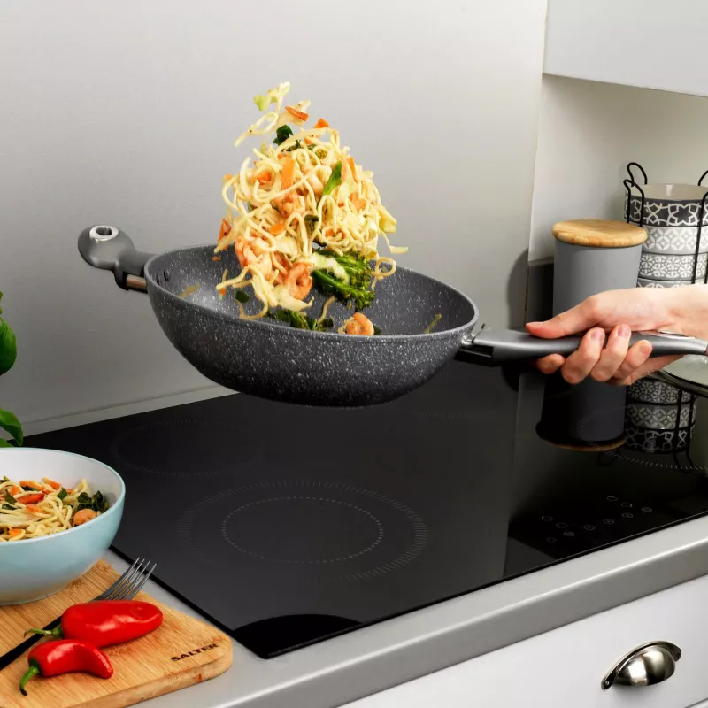 Salter Marblestone Wok 28cm pilka – Kaltas aliuminis, nelimpanti danga, tinka indukcinėms kaitlentėms