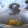 Salter Marblestone Wok 28cm pilka – Kaltas aliuminis, nelimpanti danga, tinka indukcinėms kaitlentėms