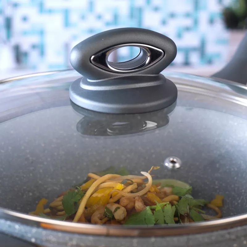 Salter Marblestone Wok 28cm pilka – Kaltas aliuminis, nelimpanti danga, tinka indukcinėms kaitlentėms
