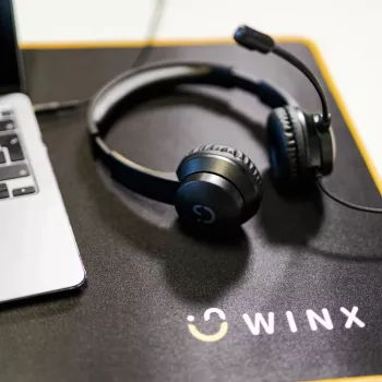WINX CALL Clear 3,5 mm laidinės ausinės su triukšmą slopinančiu mikrofonu, garsumo valdymu, odiniais paminkštinimais - juodos
