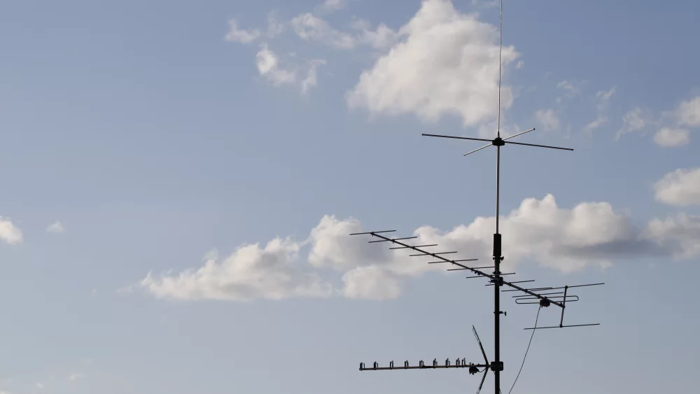 Lauko televizijos antenos ant stiebo prieš dangų